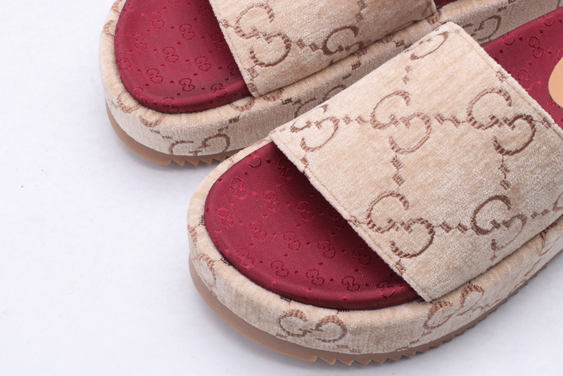 g*u*i sandals