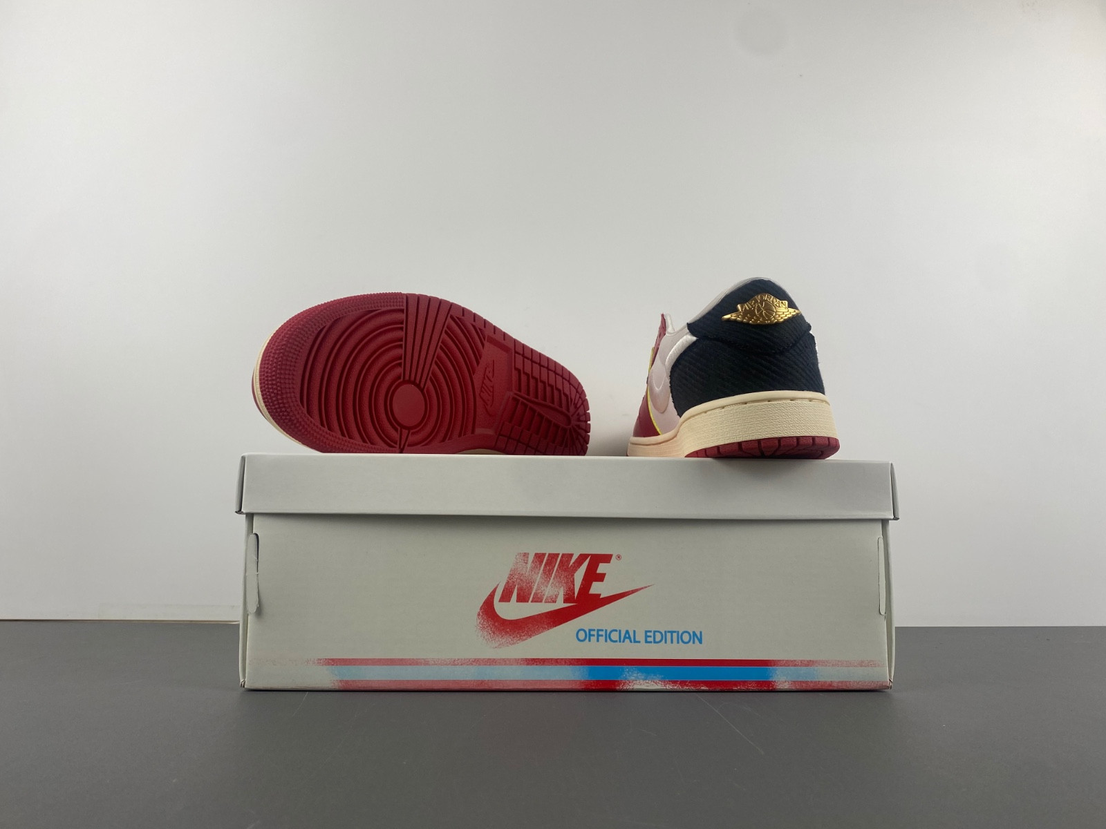 trophy room x air jordan 1 low og "home" hv6157-100