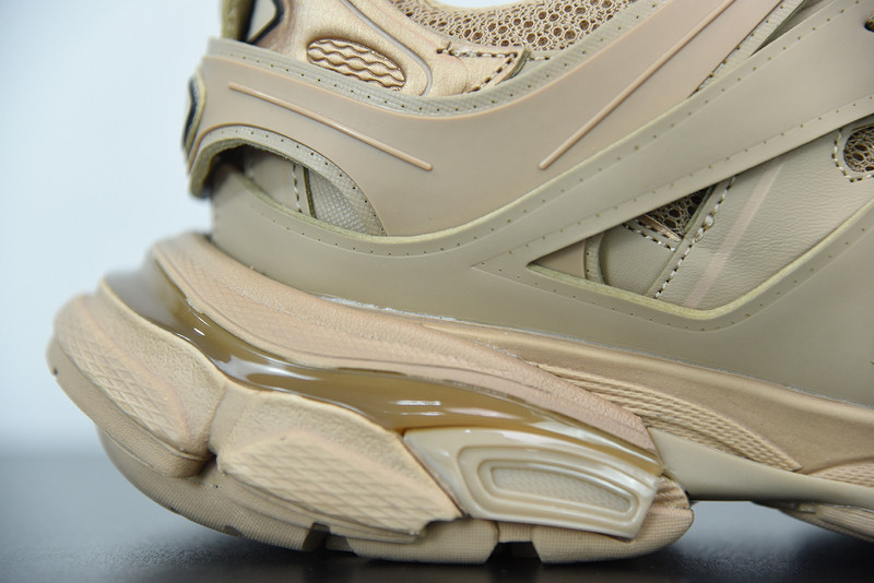bc track sneaker