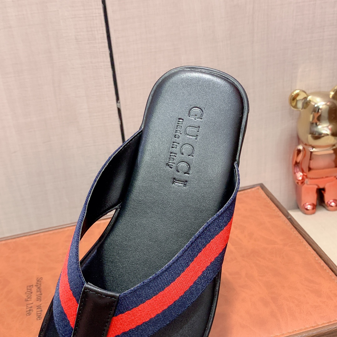 G*u*i sandals