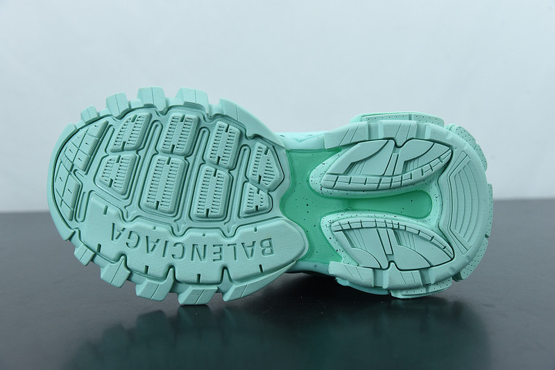 bc track sneaker