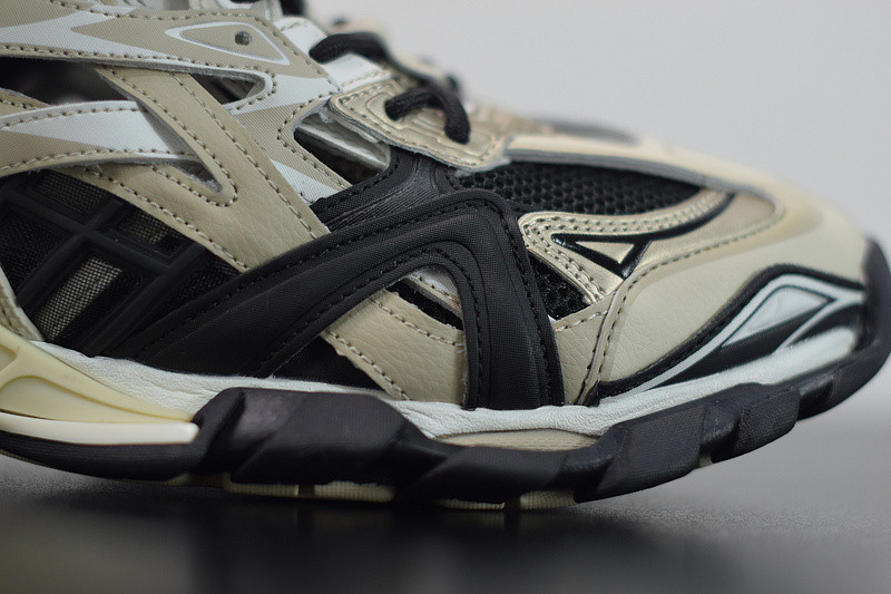 bc track sneaker