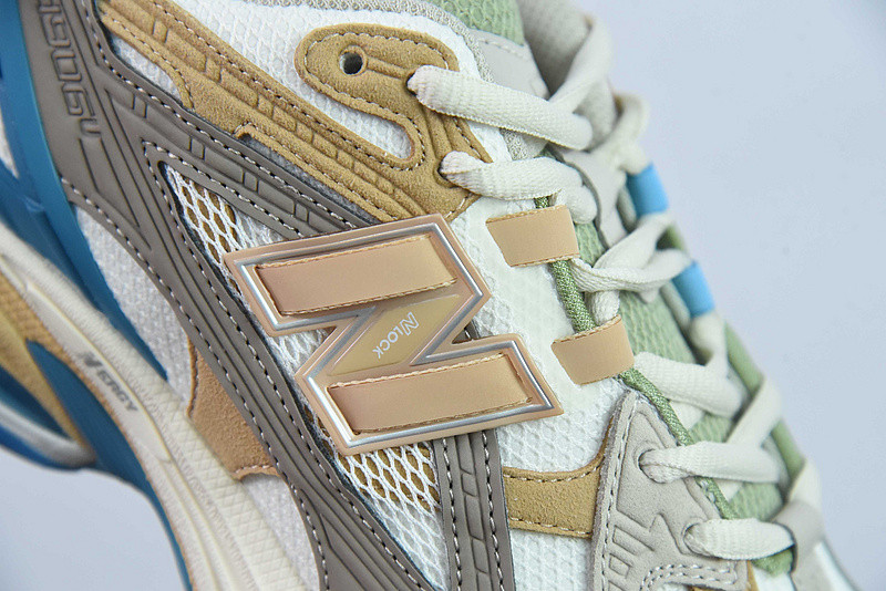 NEW BALANCE SNEAKER