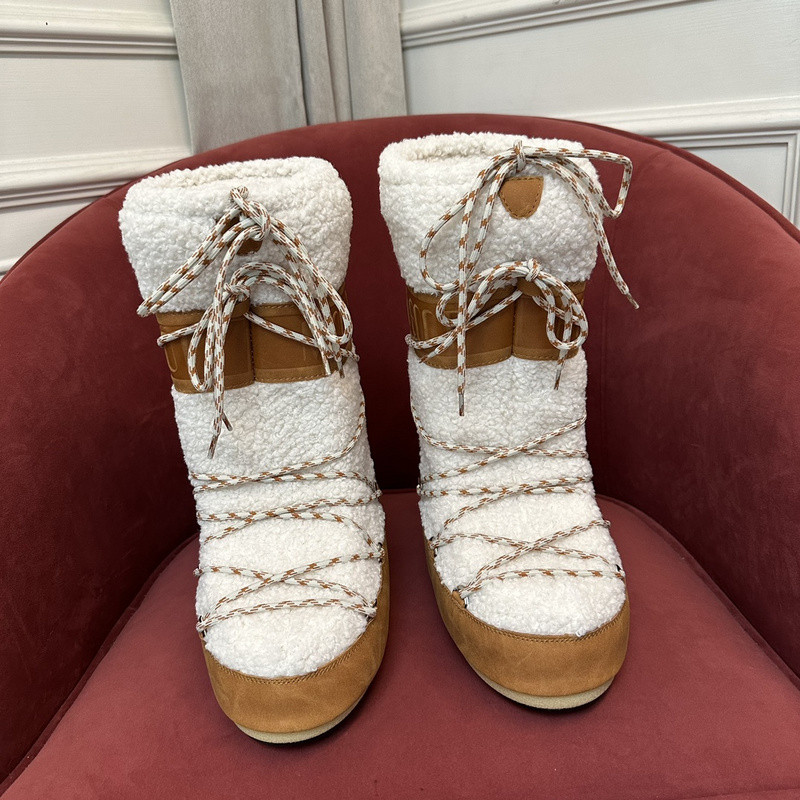mOON bOOT