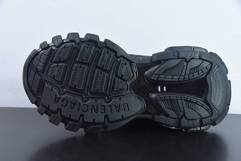 bc track sneaker