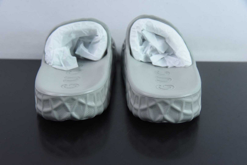 G*u*i sandals