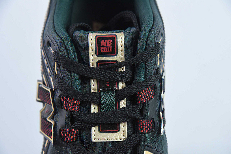 NEW BALANCE SNEAKER