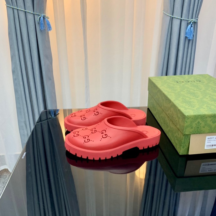g*u*i sandals low