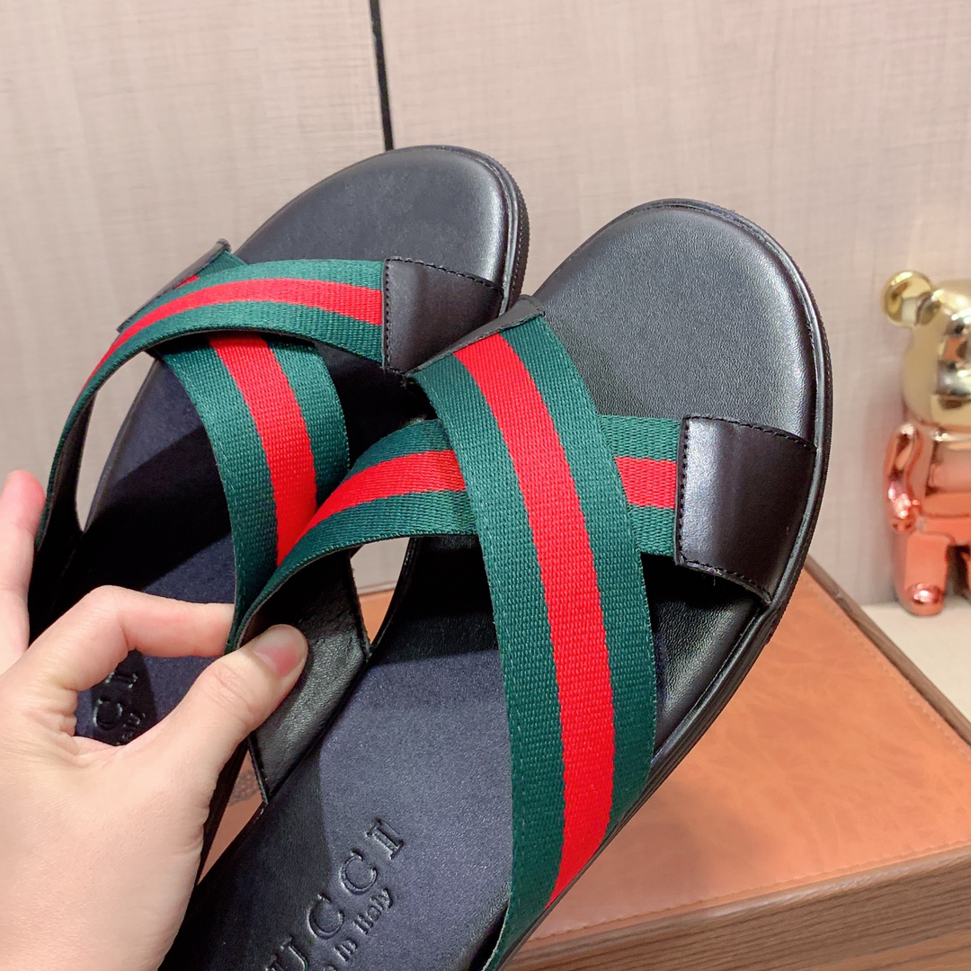 g*u*i sandals